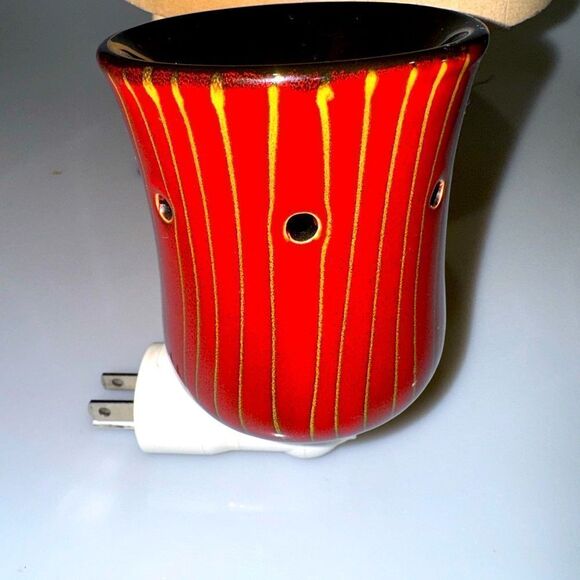 SCENTSY WAX WARMER PLUG IN - Picture 1 of 4